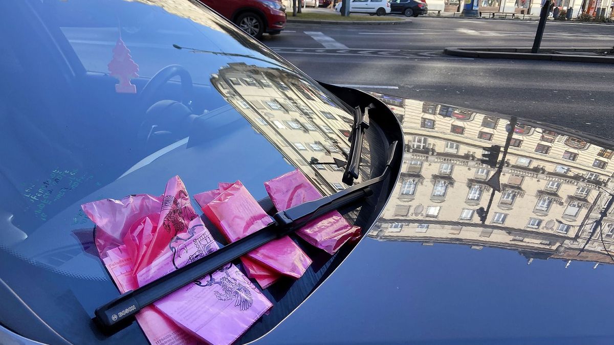 Ferencvárosi parkolás: gyűlnek a tízezrek az önkormányzat számláján, amióta lejárt a türelmi időszak 
