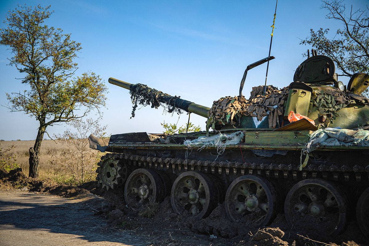 This photograph taken on October 7, 2022 shows an abandoned Russian T-62 tank south ot the village of Novovorontsovka, in a part of Southern Ukraine which has recently be retaken by the Ukrainian army from the Russian troops. - Ukraine's President said on October 7, 2022 Ukrainian forces have recaptured nearly 2,500 square kilometres (965 square miles) of territory from Russia in a counteroffensive that began late last month. (Photo by Dimitar DILKOFF / AFP)