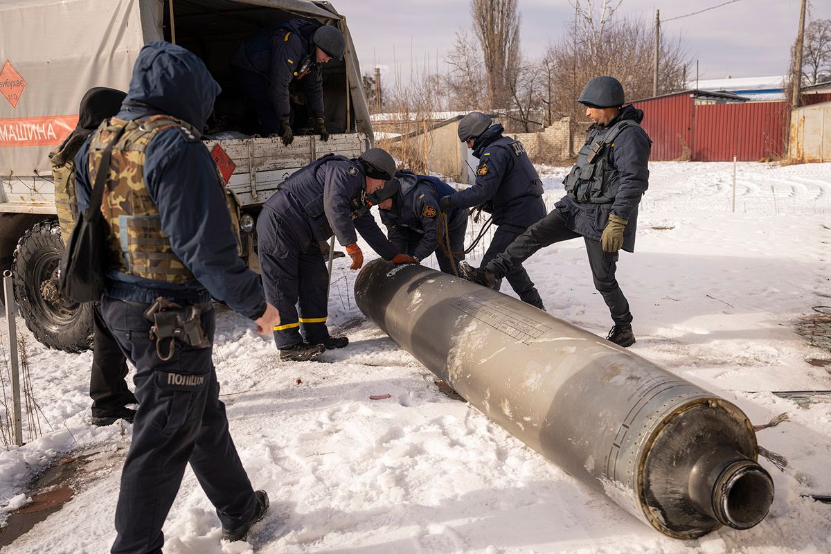 Harkiv, 2023. február 17.Az ukrán biztonsági erők tagjai elszállítanak egy  SZ–300 típusú orosz rakétát a kelet-ukrajnai Harkivban 2023. február 17-én. Egy nappal korábban az orosz haderő 36 rakétát lőtt ki ukrán területekre, ebből 16-ot semmisített meg az ukrán  Harkiv, 2023. február 17.
Az ukrán biztonsági erők tagjai elszállítanak egy  SZ–300 típusú orosz rakétát a kelet-ukrajnai Harkivban 2023. február 17-én. Egy nappal korábban az orosz haderő 36 rakétát lőtt ki ukrán területekre, ebből 16-ot semmisített meg az ukrán légvédelem.
MTI/AP/Vadim Ghirdalégvédelem.MTI/AP/Vadim Ghirda