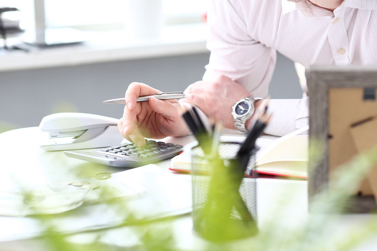 Hand of male clerk hold silver pen using calculator evaluating expenses
Hand of male clerk hold silver pen using calculator evaluating expenses closeup
bejelentés, vagyonnyilatkozat, számíol, irat, office, férfi