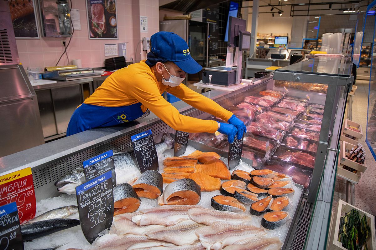 Inside Lenta IPJSC Supermarket as Retailer Buys REWE's Russian Retailer
A worker arranges a price tag on the fishmongers counter inside a Lenta IPJSC supermarket in Moscow, Russia, on Monday, May 24, 2021. Billionaire Alexey Mordashovs Lenta IPJSC retailer will buy the supermarkets business of Billa Russia GmbH in the second major food retail acquisition announced in Russia this week. Photographer: Andrey Rudakov/Bloomberg via Getty Images
orosz, russia, eladó, munkaerő, munkaerőhiány,