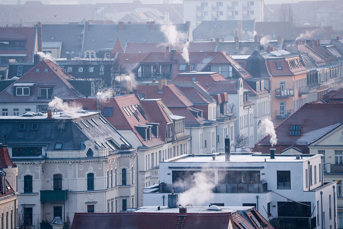 Steam flows from the chimneys on the roofs of the apartment buildings Photo: Jan Woitas/dpa-Zentralbild/dpa (Photo by Jan Woitas/picture alliance via Getty Images)