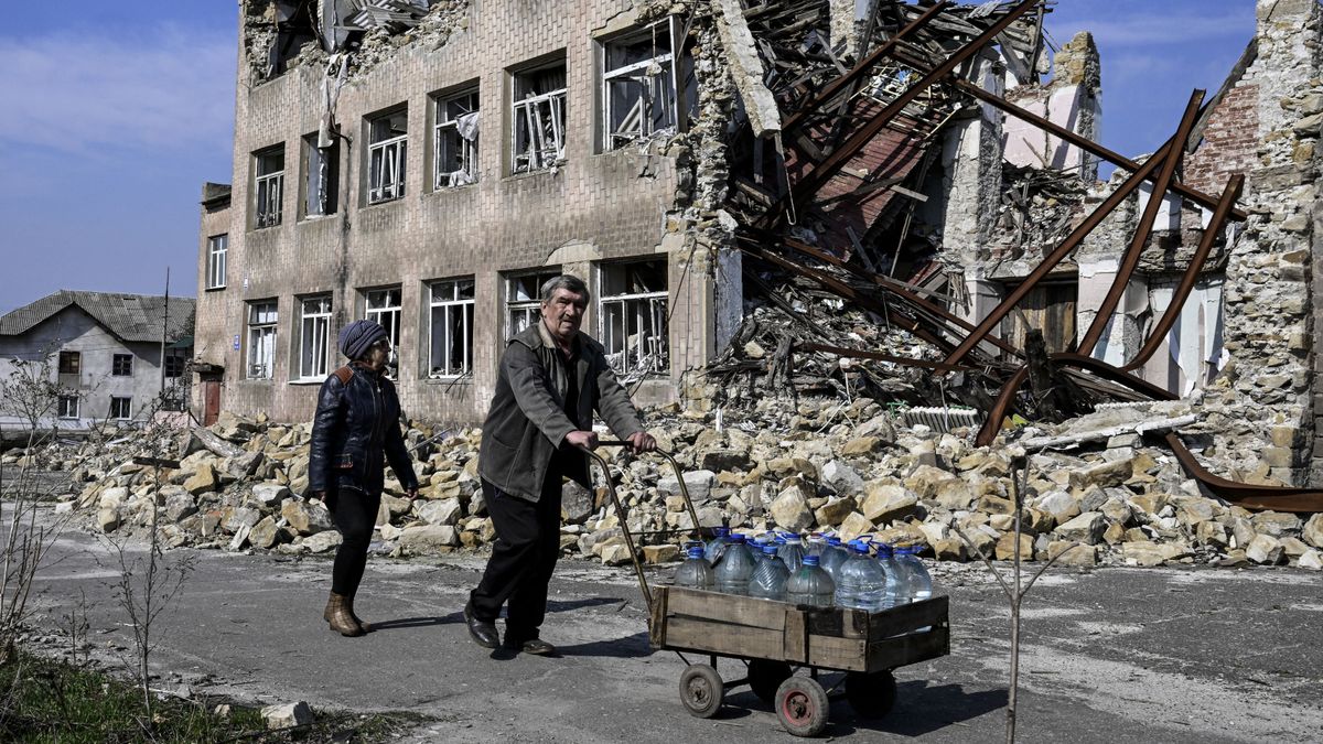 Traces of war in Toretsk amid Russian-Ukrainian war
TORETSK, UKRAINE - MARCH 24: Civilians carry clean water with wheelbarrows in front of the heavily damaged building after Russian attacks as Russian-Ukrainian war continues in Toretsk, Ukraine on March 24, 2023. In the city, which is 35 kilometers away from Bakhmut, many buildings were damaged as a result of Russian attacks. Muhammed Enes Yildirim / Anadolu Agency (Photo by Muhammed Enes Yildirim / ANADOLU AGENCY / Anadolu Agency via AFP)