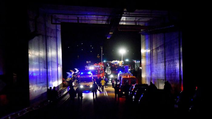 Lárisza, 2023. március 1.Mentőaautók indulnak a közép-görögországi Lárisza városa közelében történt súlyos vasúti baleset helyszínére, ahol egy személyvonat tehervonattal ütközött 2023. március 1-re virradóra. Az ütközéstől több kocsi kisiklott, és lángba borult. A szerencsétlenségben legkevesebb 32-en életüket vesztették, 85-en megsérültek.