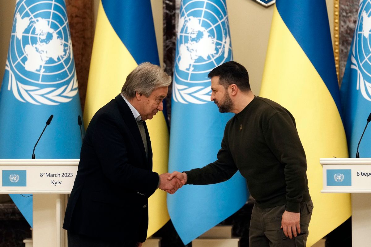 Kijev, 2023. március 8.Volodimir Zelenszkij ukrán államfő (j) és António Guterres, az ENSZ főtitkára kezet fog a Kijevben tartott sajtótájékoztatójuk végén 2023. március 8-án.