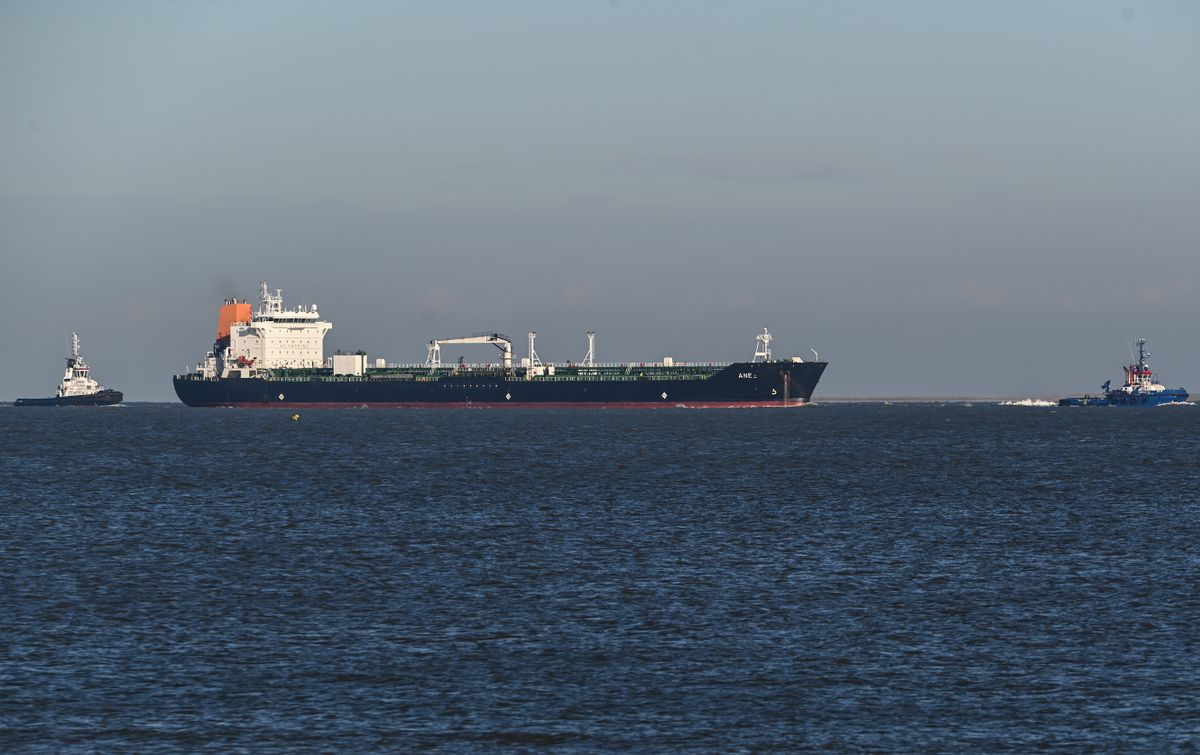 18 January 2023, Lower Saxony, Wilhelmshaven: The tanker "Ane " on the North Sea accompanied by two tugs. A ship delivery of 40,000 tons of diesel from Russia to Wilhelmshaven has met with criticism from the government of Lower Saxony. The import is legally permissible despite a far-reaching EU ban on oil imports, as the EU regulation allows an import of Russian petroleum products, such as diesel, by ship until February 5. "In general, however, we also see this critically, that there is this exception to the Russia embargo," a spokesman for Lower Saxony's Energy Minister Christian Meyer (Greens) said in Hanover on Wednesday. Crude oil may no longer be imported from Russia by ship since the beginning of December. Initially, several media had reported. 