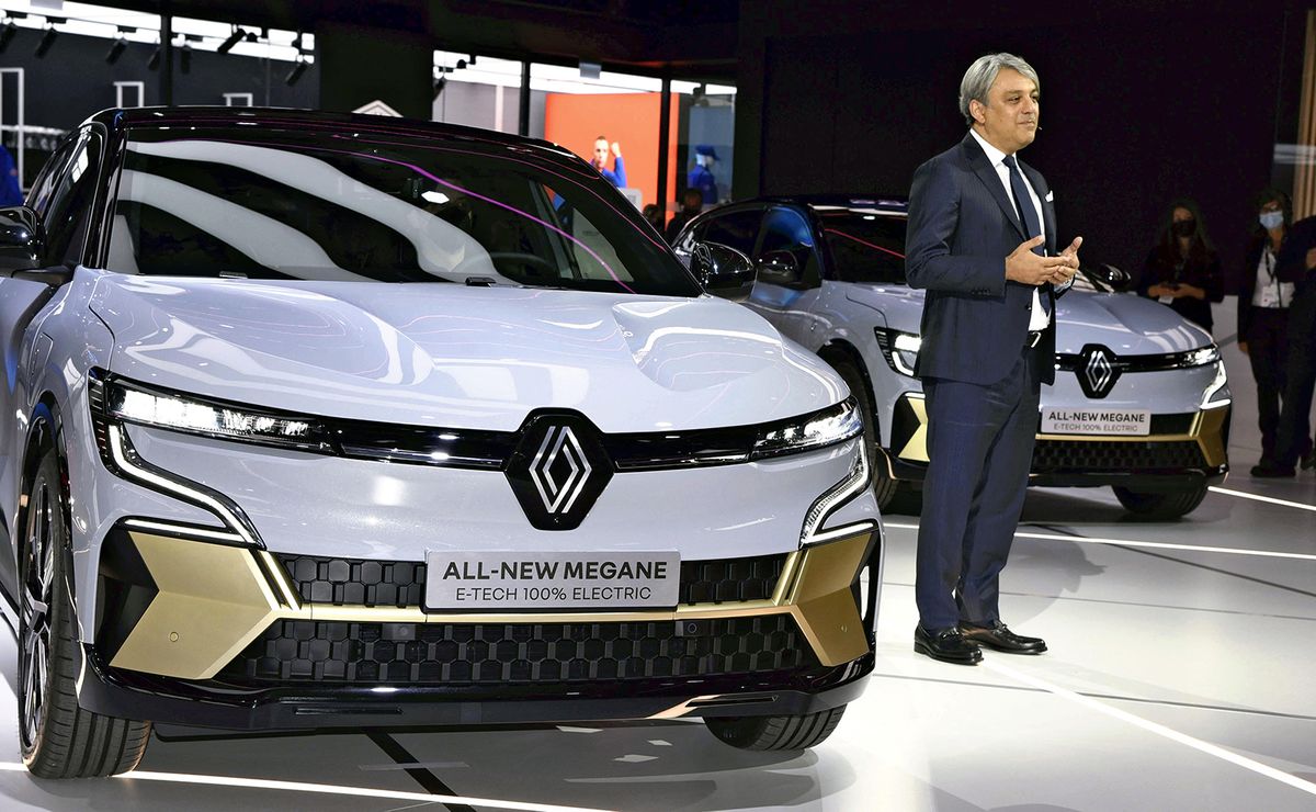 IAA Munich Mobility Show opens in Germany
Luca de Meo, CEO of Renault stands with its new electric vehible  at the IAA auto show during a press preview in Munich, Germany on Sept. 6, 2021. The electric vehicle features  a WLTP range of 660 km (410 miles) with a 90.6 kWh battery. The first motorshow will start in two years due to COVID-19 pandemic and the exhibition site changed from Frankfurt to Munich. The  ( The Yomiuri Shimbun ) (Photo by Shinichi Ikeda / Yomiuri / The Yomiuri Shimbun via AFP)