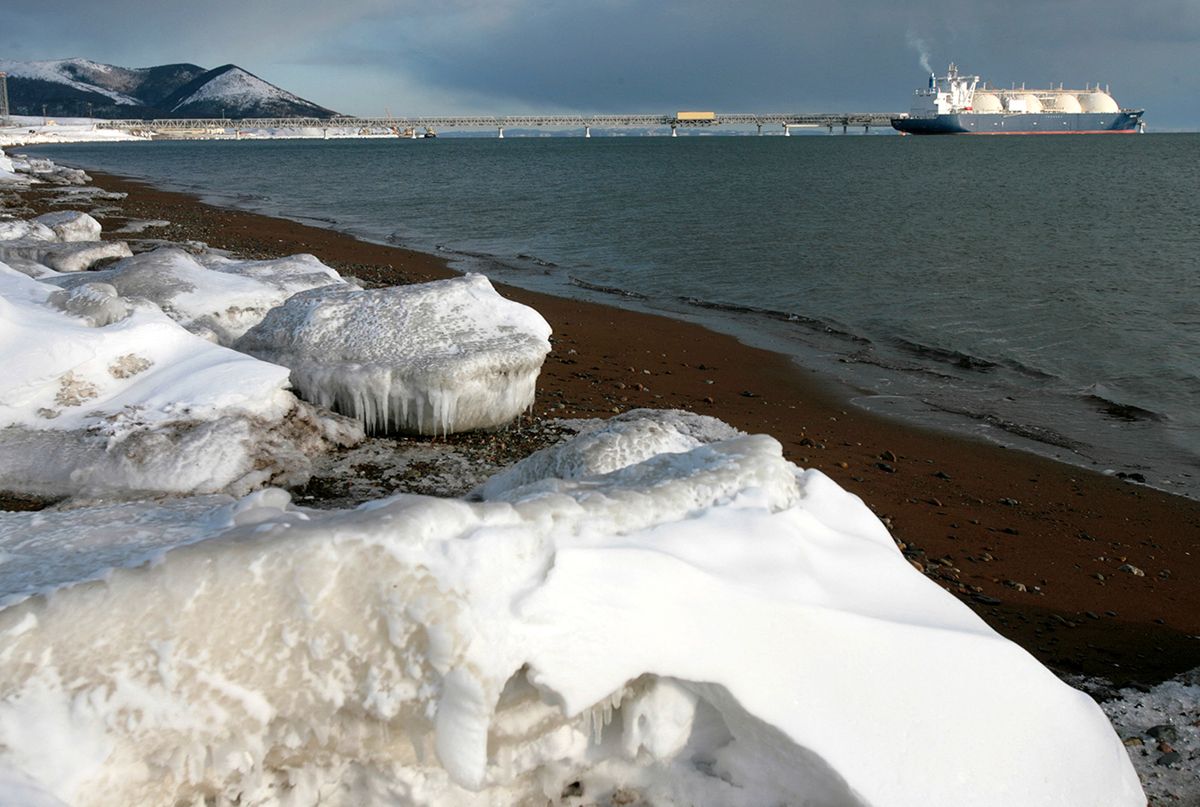 RUSSIA-ENERGY-SAKHALIN-GAS-LNG
A liquefied natural gas (LNG) tanker sits near an LNG plant on Sakhalin island outside the town Korsakov on February 16, 2009. Russia on February 18 is set to begin production of liquefied natural gas on Sakhalin Island, greatly increasing its role as an energy exporter in the Asia-Pacific region. AFP PHOTO / NATALIA KOLESNIKOVA (Photo by Natalia KOLESNIKOVA / AFP)