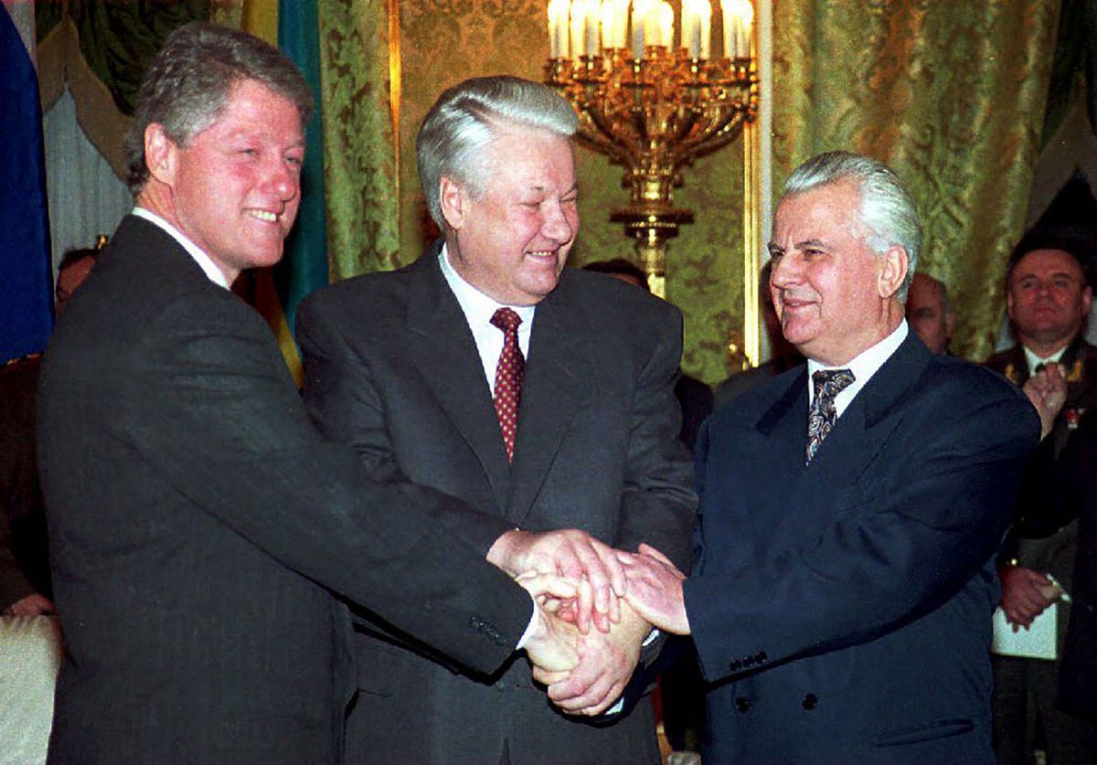 U.S. President Bill Clinton (L), Russian President Boris Yeltsin (C) and Ukrainian counterpart Leonid M. Kravchuk (R) join hands 14 January 1994 after signing the nuclear disarmament agreement in the Kremlin.  Under the agreement Ukraine, the world's third largest nuclear power, said it would turn all of its strategic nuclear arms over to Russia for destruction. (Photo by SERGEY SUPINSKI / AFP)
US-CLINTON-YELTSIN-KRAVCHUK