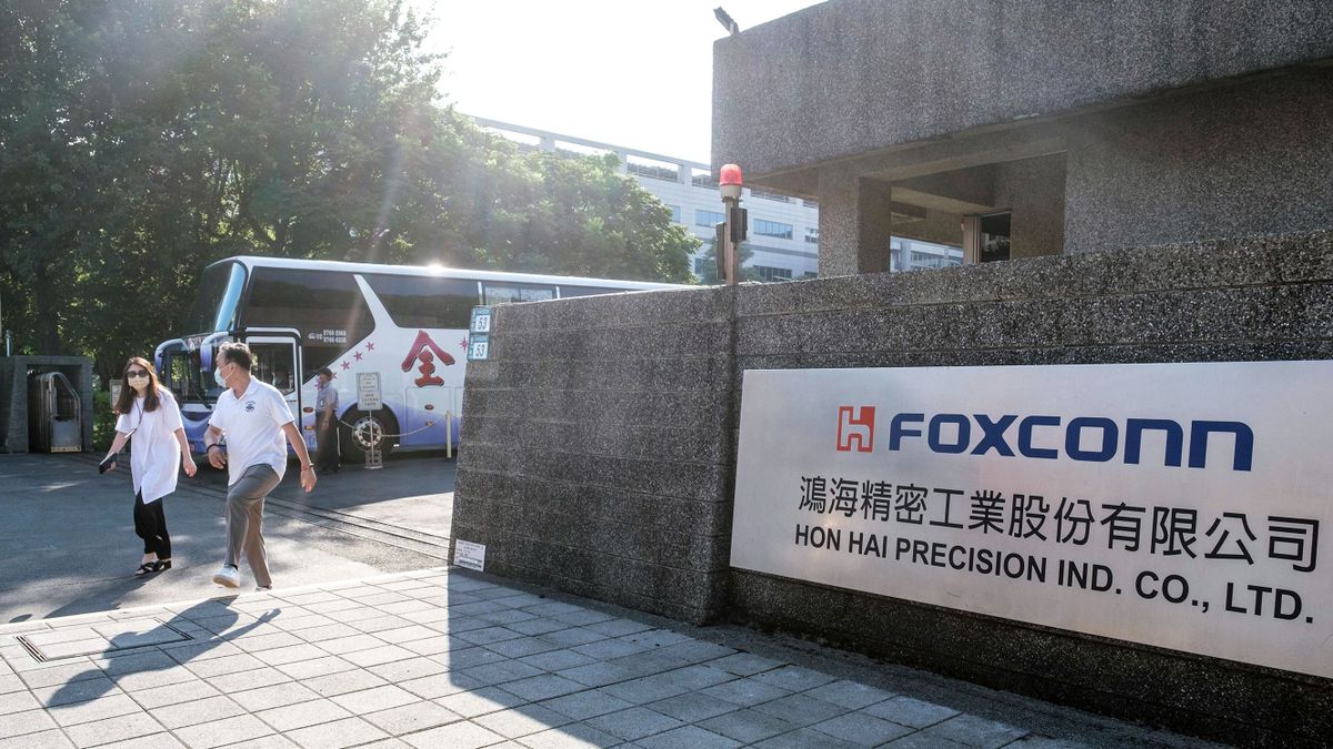Signage at the Hon Hai Precision Industry Co. headquarters in New Taipei City, Taiwan, on Wednesday, Aug. 10, 2022. Taiwan wants to force Foxconn Technology Group to unwind an $800 million investment in Chinese chipmaker Tsinghua Unigroup, the Financial Times reported, citing unidentified people familiar with the matter. 