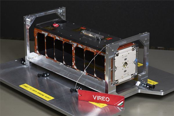Új magyar kisműholdat bocsátottak fel 2023. április 15-én a világűrbe. A küldetés különlegességét az adja, hogy a fedélzeti számítógép mesterséges intelligencia segítségével, az űrben dolgozza fel a Földről készített felvételeket. A magyar kisműhold neve VIREO (Virtual Intelligence Realization for Earth Observation), fejlesztője és gyártója a C3S Kft. Méretét tekintve 3U, azaz 3 egység, amely azt jelenti, hogy a cipősdoboz nagyságú kockaműhold, azaz CubeSat, mely három, egyenként tíz centiméteres élhosszúságú kockából áll. A VIREO küldetés egy kísérlet, amelyben a szakemberek azt próbálják ki, hogyan támogatja a mesterséges intelligencia a Föld világűrből történő fotózását. Hogy ez kiderüljön, a műholdat kamerákkal szerelték fel, a mesterséges intelligencia pedig még a fedélzeten előzetesen feldolgozza azokat a képeket, amelyeket a rendszer leküld a Földre.