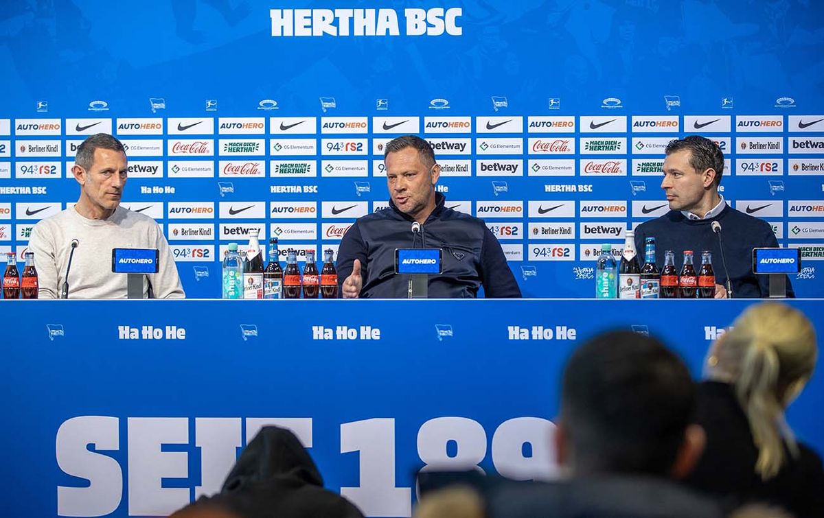 Hertha BSC: Presentation of Dardai as new coach 17 April 2023, Berlin: Soccer, Bundesliga, Hertha BSC, press conference. Newly appointed head coach Pal Dardai (M) speaks at a press conference next to sports director Benjamin Weber (r). Photo: Andreas Gora/dpa (Photo by Andreas Gora / DPA / dpa Picture-Alliance via AFP)