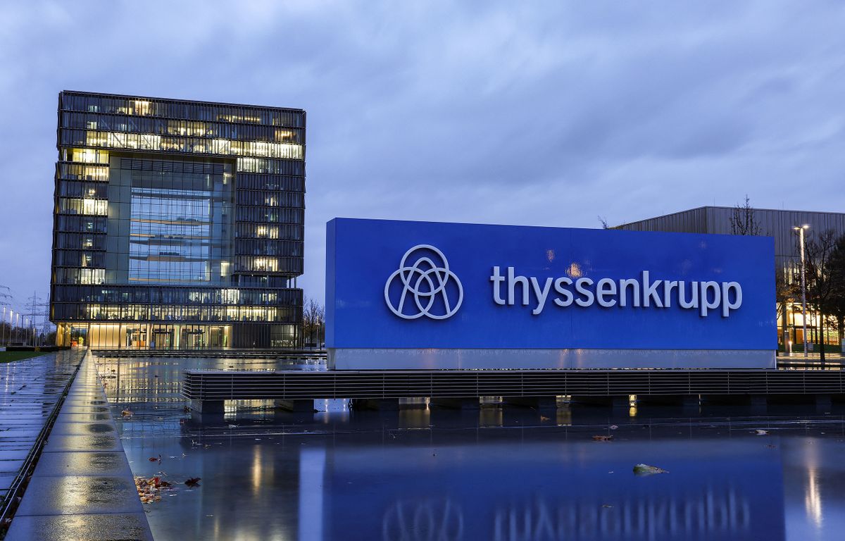 17 November 2022, North Rhine-Westphalia, Essen: The logo is seen in front of thyssenkrupp's headquarters. Above all in steel and materials trading, Thyssenkrupp did good business in the past fiscal year - and in the end significantly increased its profits. (To dpa "Thyssenkrupp exceeds forecast - Dividend again after 4 years")