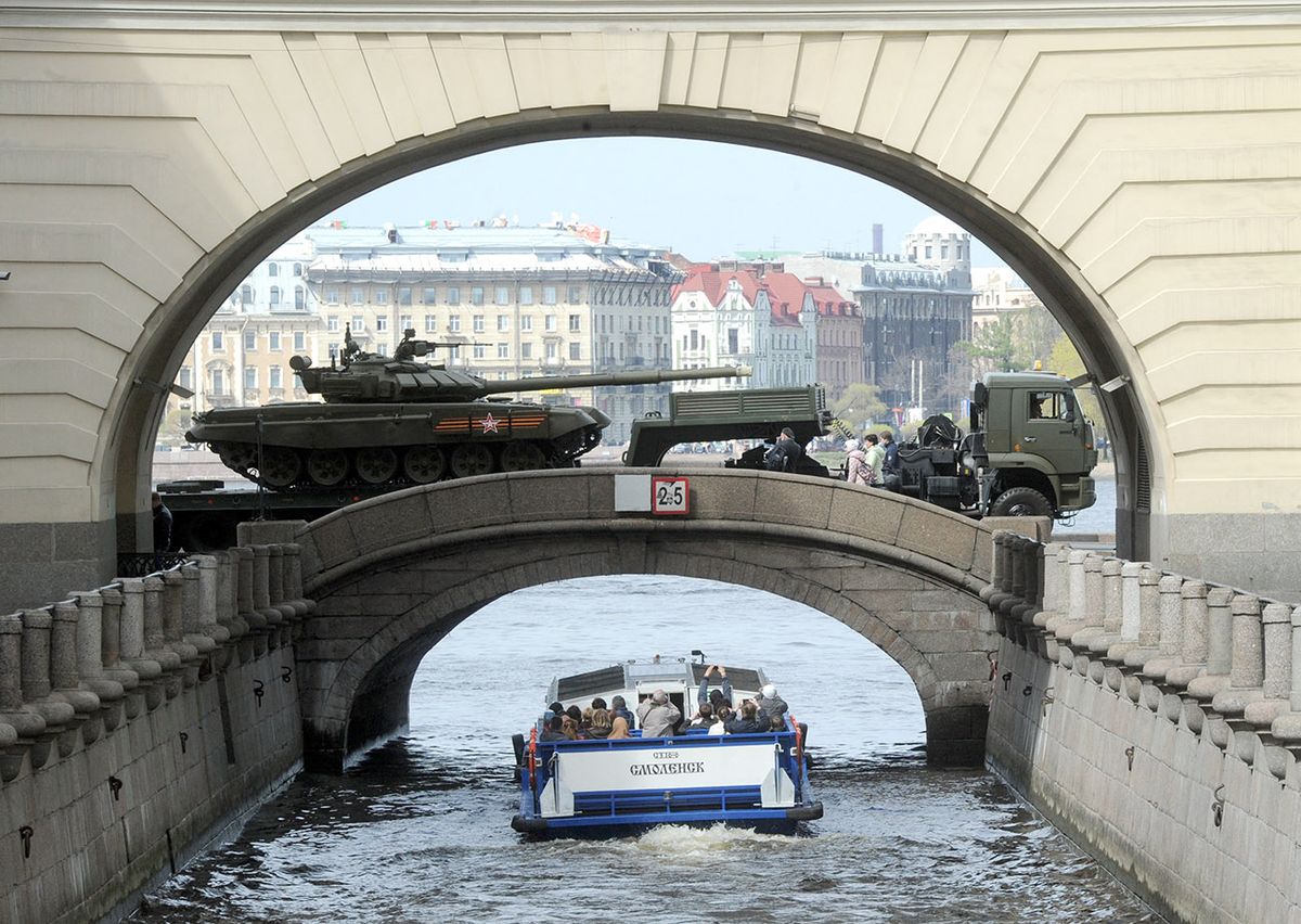 A truck with a T-72B3 tank rolls over a bridge in central Saint Petersburg, on May 5, 2015, during a rehearsal of the Victory Day parade. Russia will celebrate the 70th anniversary of the 1945 defeat of Nazi Germany on May 9. AFP PHOTO / OLGA MALTSEVA (Photo by OLGA MALTSEVA / AFP)