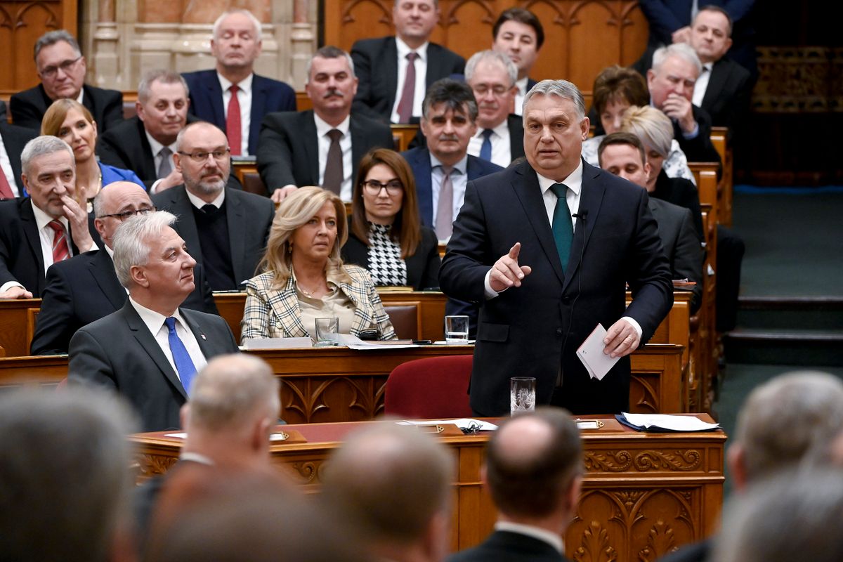 Budapest, 2023. február 27.Orbán Viktor miniszterelnök a frakcióvezetők felszólalásaira válaszol az Országgyűlés tavaszi ülésszakának nyitónapján, 2023. február 27-én. Mellette Semjén Zsolt miniszterelnök-helyettes.