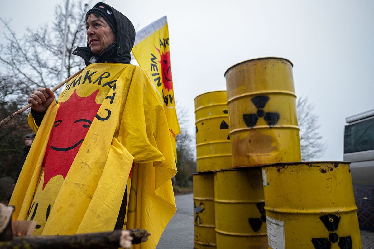 Anti-nuclear groups protest against renewed Castor transports
02 February 2020, Lower Saxony, Grohnde: Anti-nuclear activists protest outside the nuclear power plant in Grohnde. For the first time in many years, new Castor transports from the plutonium factories at La Hague and Sellafield are to roll out. Now no longer to Gorleben, but to the four interim storage locations Biblis, Philippsburg, Isar and Brokdorf. Photo: Peter Steffen/dpa (Photo by Peter Steffen / DPA / dpa Picture-Alliance via AFP)