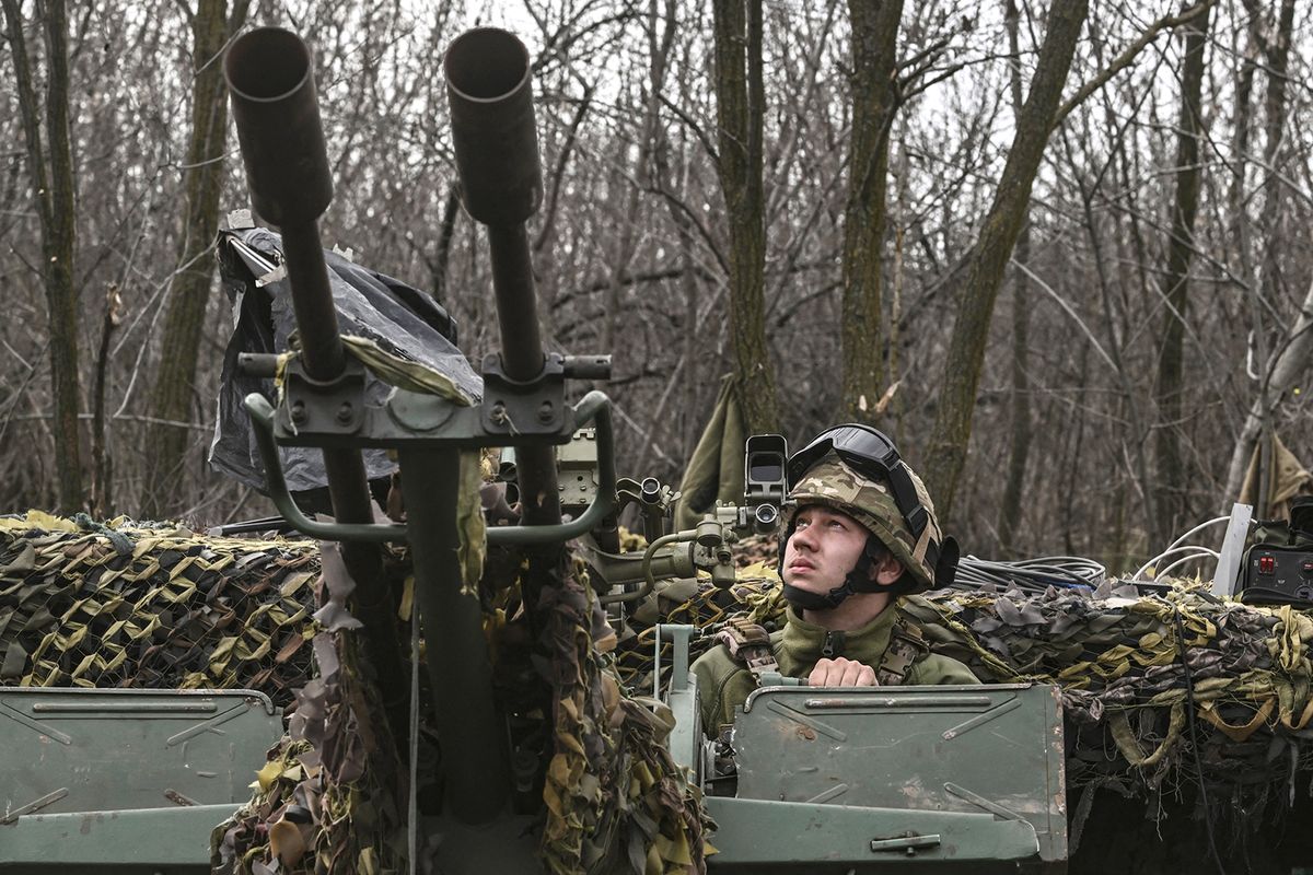 A Ukrainian serviceman looks on as he sits on an anti-air gun near Bakhmut, on March 24, 2023. (Photo by Aris Messinis / AFP)
ukrán ellentámadás