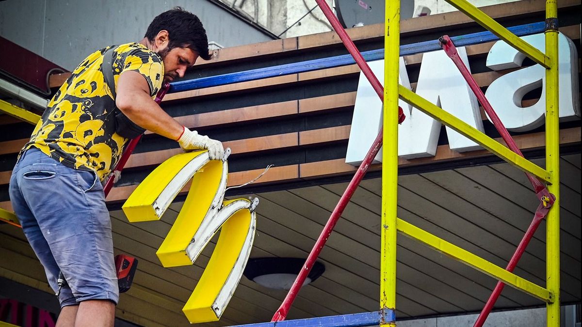 A worker removes McDonald's logotype from a restaurant in Moscow on June 17, 2022. - McDonald's sold its Russian business to Russian businessman Alexander Govor, a licensee of the chain. Former McDonald's restaurants in Russia have been renamed "Vkusno i tochka" (tasty and that's it!). (Photo by Alexander NEMENOV / AFP)
RUSSIA-US-FOOD-RESTAURANT-MCDONALDS