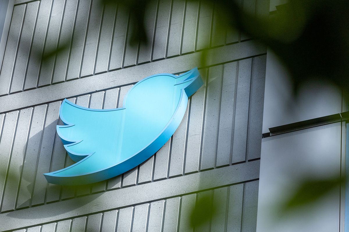 The Twitter logo is seen on a sign on the exterior of Twitter headquarters in San Francisco, California, on October 28, 2022. - After months of controversy, Elon Musk is now at the head of one of the most influential social networks on the planet, whose "tremendous potential" he has promised to unleash. (Photo by Constanza HEVIA / AFP)
US-INTERNET-TWITTER-MUSK