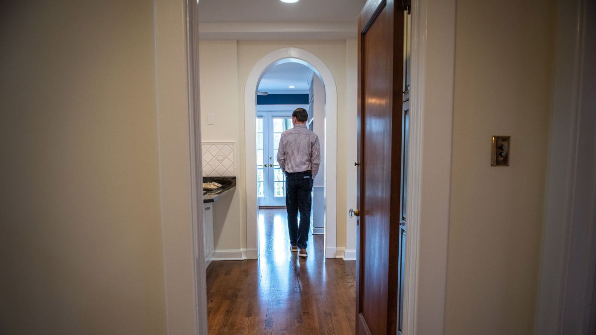 A house for sale is pictured during a weekend open house, 32 Lincoln Street, Larchment, New York, US, on Sunday, January 22, 2023. Photographer: Tiffany Hagler-Geard / Bloomberg In the midst of the worst US housing slump in a decade, a wave of finance and tech layoffs and drumbeats of a potential recession, open houses in affluent New York suburbs are packed. 