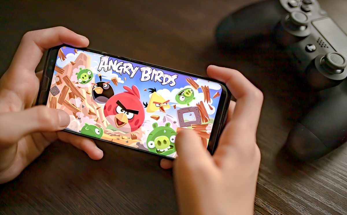 Os,Angeles,,California,,Usa,-,February,9,,2021:,Hands,Hold
os Angeles, California, USA - February 9, 2021: Hands hold a smartphone with Angry Birds game on the screen, illustrative edition