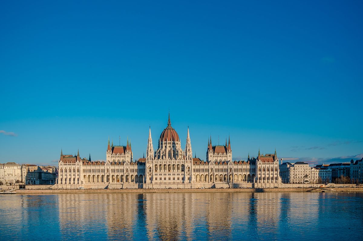Budapest, 2023. február 5.Esti kivliágításban a Parlament műemlék épülete a Duna-parton. Az épület Steindl Imre tervei alapján épült 1885 és 1904 között a historizáló eklektika jegyében. Alaprajza és tömeghatása barokk, részleteiben pedig, neogótikus stílusú. A magyar főváros világszerte egyik legismertebb épülete 1987 óta az UNESCO Épített Világörökség listáján is szerepel.MTVA/Bizományosi: Faludi Imre ***************************Kedves Felhasználó!Ez a fotó nem a Duna Médiaszolgáltató Zrt./MTI által készített és kiadott fényképfelvétel, így harmadik személy által támasztott bárminemű – különösen szerzői jogi, szomszédos jogi és személyiségi jogi – igényért a fotó szerzője/jogutódja közvetlenül maga áll helyt, az MTVA felelőssége e körben kizárt.
Budapest, 2023. február 5.
Esti kivliágításban a Parlament műemlék épülete a Duna-parton. Az épület Steindl Imre tervei alapján épült 1885 és 1904 között a historizáló eklektika jegyében. Alaprajza és tömeghatása barokk, részleteiben pedig, neogótikus stílusú. A magyar főváros világszerte egyik legismertebb épülete 1987 óta az UNESCO Épített Világörökség listáján is szerepel.
MTVA/Bizományosi: Faludi Imre 
***************************
Kedves Felhasználó!
Ez a fotó nem a Duna Médiaszolgáltató Zrt./MTI által készített és kiadott fényképfelvétel, így harmadik személy által támasztott bárminemű – különösen szerzői jogi, szomszédos jogi és személyiségi jogi – igényért a fotó szerzője/jogutódja közvetlenül maga áll helyt, az MTVA felelőssége e körben kizárt.