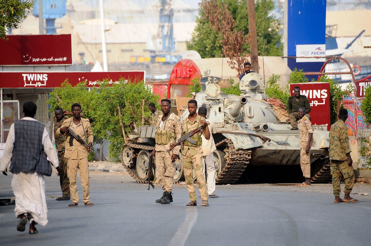 SUDAN-CONFLICT
Sudanese army soldiers, loyal to army chief Abdel Fattah al-Burhan, man a position in the Red Sea city of Port Sudan, on April 20, 2023. - More than 300 people have been killed since the fighting erupted April 15 between forces loyal to al-Burhan and his deputy, Mohamed Hamdan Daglo, who commands the paramilitary Rapid Support Forces (RSF). (Photo by AFP)