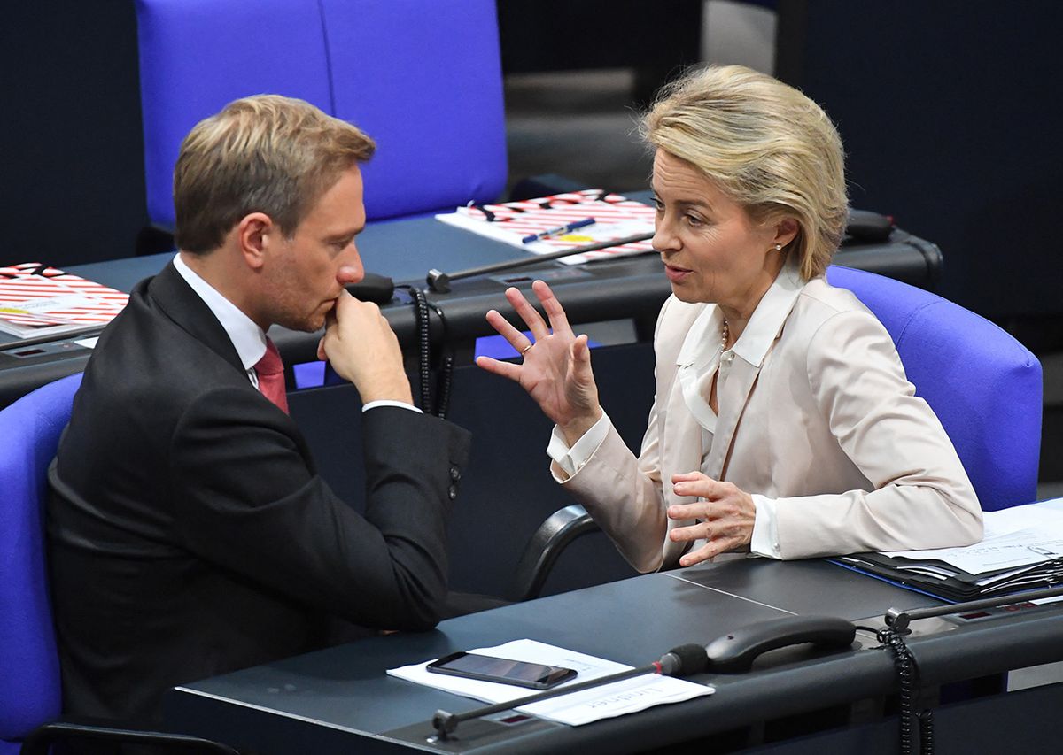 Constitutive session of the German parliament FDP Chairman Christian Lindner (R) and Defence Minister Ursula von der Leyen in conversation during the inaugural session of the 19th German Bundestag (Federal Legislature) in the plenary hall of the Reichstag Building in Berlin, Germany, 24 October 2017. AfD deputy Albrecht Glaser sits in the middle. Photo: Bernd von Jutrczenka/dpa (Photo by BERND VON JUTRCZENKA / DPA / dpa Picture-Alliance via AFP)