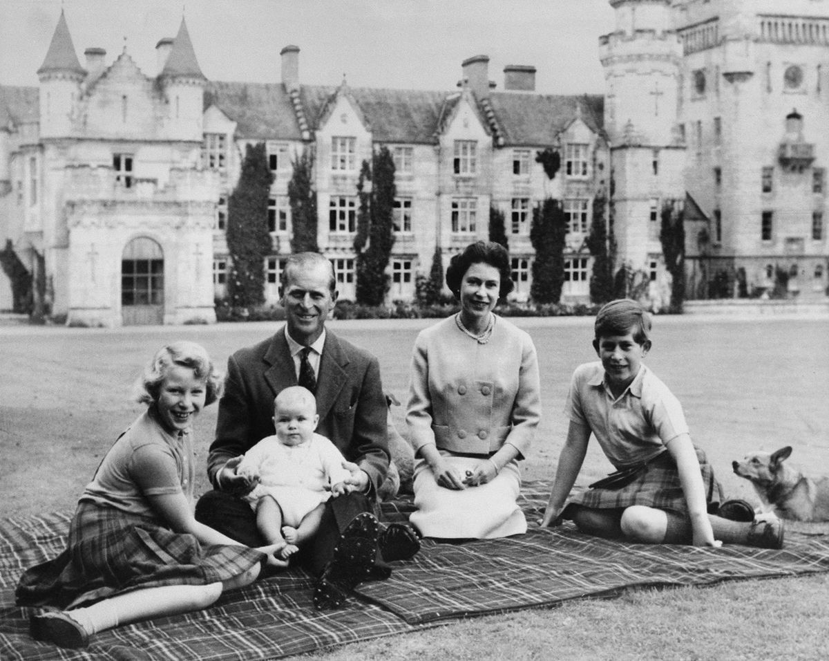 (from L) British royal family, Princess Anne, Prince Philip, Duke of Edinburgh, Prince Andrew, Queen Elizabeth II and Prince Charles pose in front of Balmoral Castle, on September 8, 1960.
