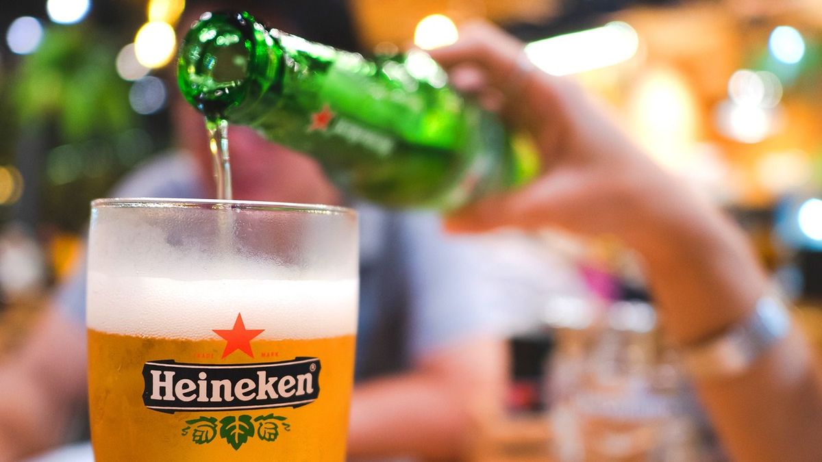 Phuket,,Thailand,-,Oct,1,,2018:,Heineken,Beer,Logo,On
PHUKET, THAILAND - OCT 1, 2018: heineken beer logo on glass, beer from Netherlands, blurred man as background