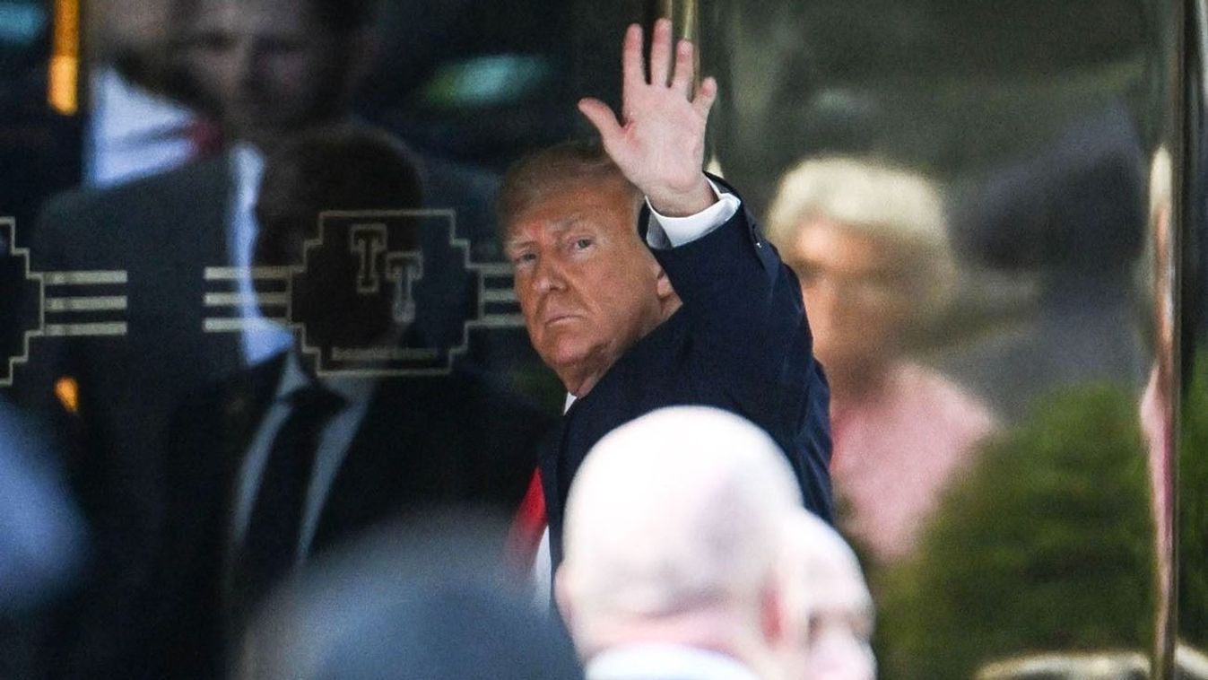 Former US president Donald Trump arrives at Trump Tower in New York on April 3, 2023. - Trump arrived Monday in New York where he will surrender to unprecedented criminal charges, taking America into uncharted and potentially volatile territory as he seeks to regain the presidency. The 76-year-old Republican, the first US president ever to be criminally indicted, will be formally charged Tuesday over hush money paid to a porn star during the 2016 election campaign. (Photo by ANDREW CABALLERO-REYNOLDS / AFP)
US-POLITICS-TRUMP-INDICTMENT