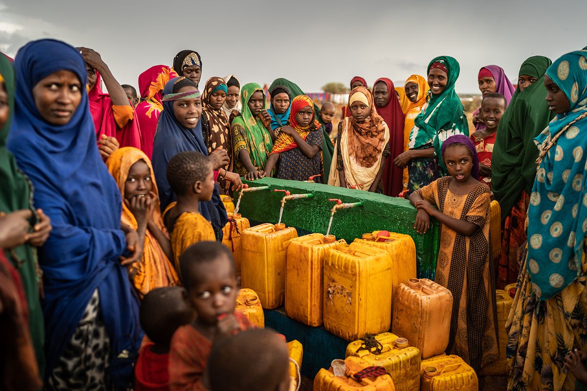 Baidoa,,Somalia,May,15,,2019:,Women,And,Children,Who,Are
Baidoa, Somalia May 15, 2019: Women and children who are prepared to carry water and carry water on their heads