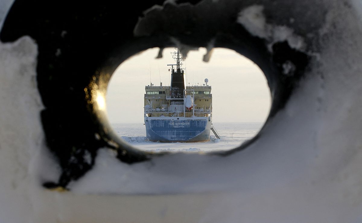 RUSSIA-GAZPROM-ARCTIC-OIL
Picture taken on February 20, 2015 shows the oil tanker Valetta as it approaches Cape Kamenny in the Gulf of Ob shore line in the south-east of a peninsular in the Yamalo-Nenets Autonomous District, 250 km north of the town of Nadym, northern Russia. For the first time "Gazprom Neft" company implemented winter shipment of oil by sea from Novoportovskoye deposit located on the Yamal Peninsula. The first batch of raw materials in the amount of 16 thousand tons was sent to European consumers by two tankers accompanied by an icebreaker. AFP PHOTO / ANDREY GOLOVANOV (Photo by ANDREY GOLOVANOV / AFP)