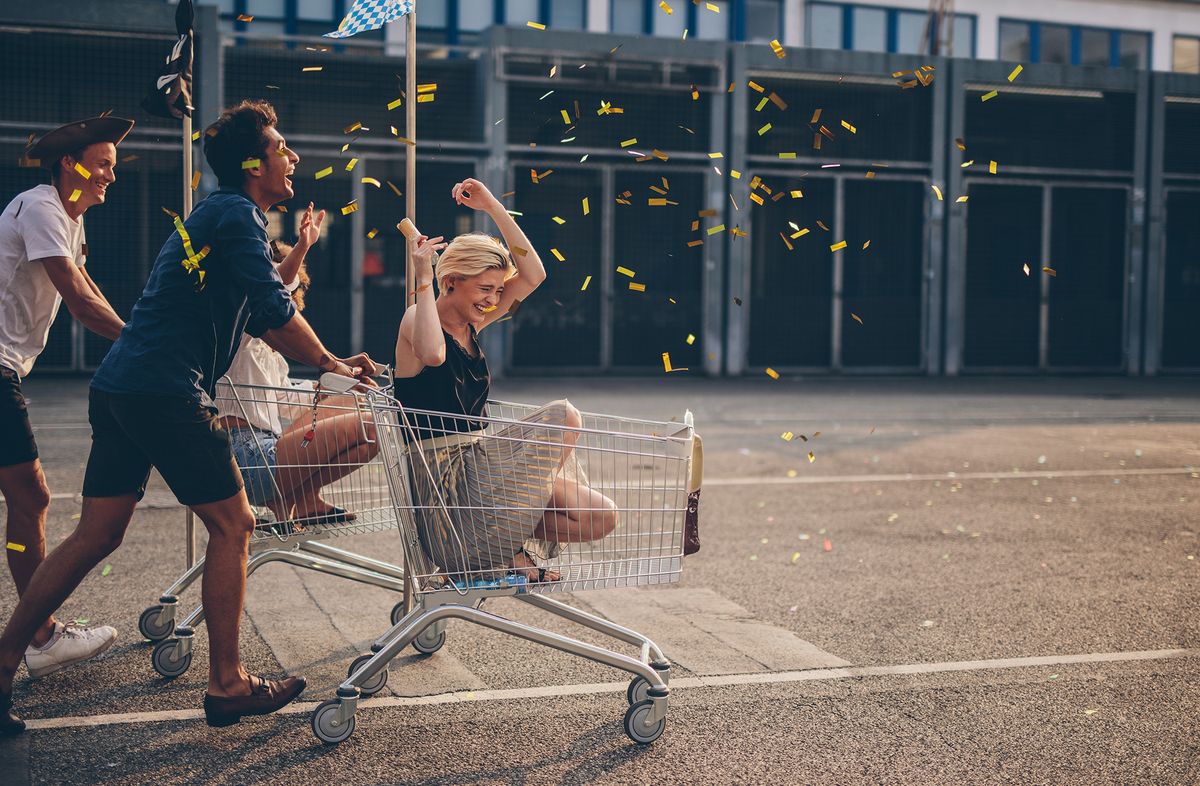 Multiethnic,Young,People,Racing,With,Shopping,Cart,And,Blowing,Confetti.
K&H fiatalok ifjúság index kutatás