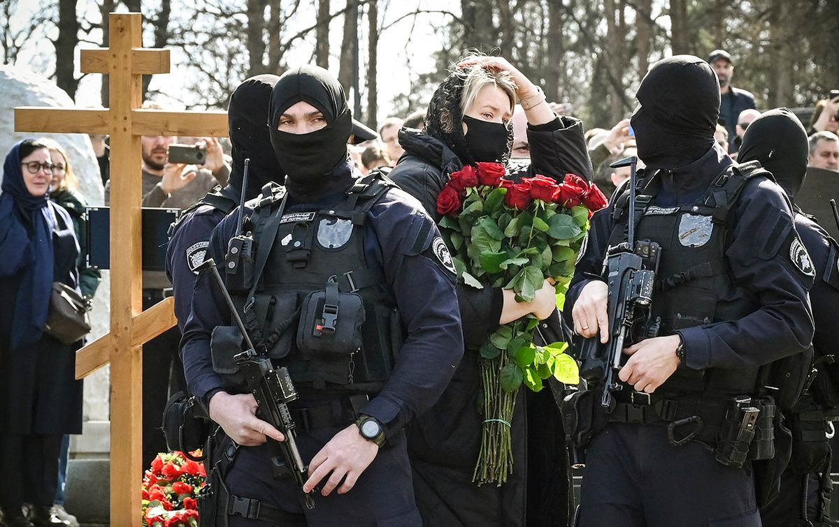 RUSSIA-UKRAINE-CONFLICT-BLOGGER-FUNERAL
An unidentified relative (C) of killed military blogger Vladlen Tatarsky (real name Maxim Fomin) holds flowers flanked by police bodyguards during his funeral in Moscow on April 8, 2023. Hundreds of supporters turned out on April 8, 2023, for the funeral of a high-profile Russian military blogger killed in a bombing attack.
Alexander NEMENOV / AFPworking together in creative office