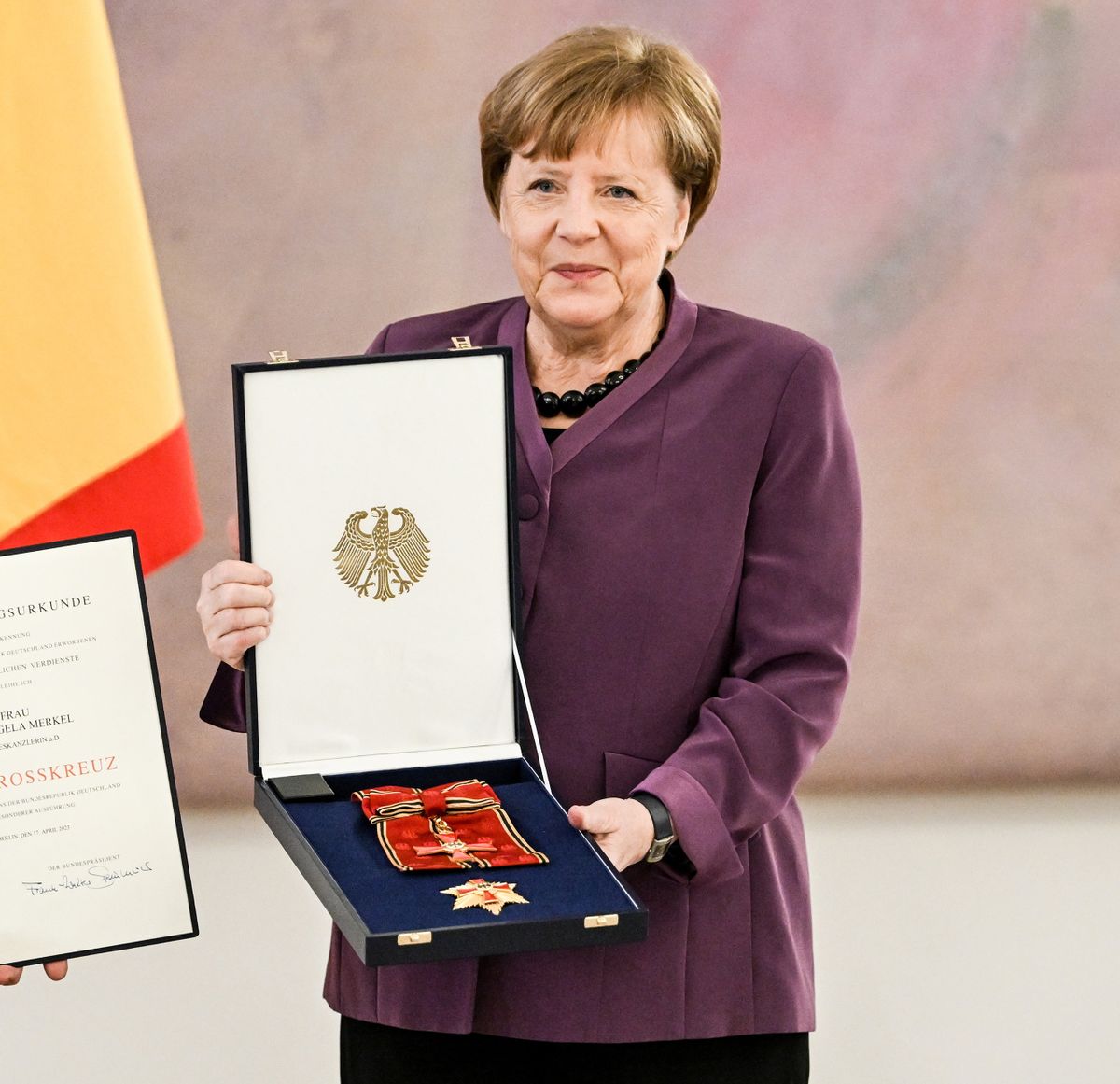 Berlin, 2023. április 17.Angela Merkel volt német kancellár kezében a Német Szövetségi Köztársaság érdemrendjének nagykeresztjével, amelyet Frank-Walter Steinmeier német elnöktől vett át Berlinben 2023. április 17-én.
