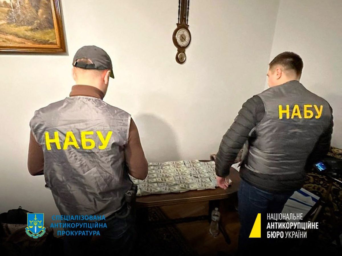 A handout photograph published on January 23, 2023 by the National Anti-Corruption Bureau of Ukraine, shows NABU staff members next to seized money. - Several senior Ukrainian officials announced their resignations on January 24, 2023 as the defence ministry was shaken by accusations of food procurement fraud, in the country's largest corruption scandal since the start of Russia's invasion. (Photo by National Anti-Corruption Bureau of Ukraine / AFP) / RESTRICTED TO EDITORIAL USE - MANDATORY CREDIT "AFP PHOTO / National Anti-Corruption Bureau of Ukraine " - NO MARKETING NO ADVERTISING CAMPAIGNS - DISTRIBUTED AS A SERVICE TO CLIENTS
UKRAINE-RUSSIA-CONFLICT-WAR