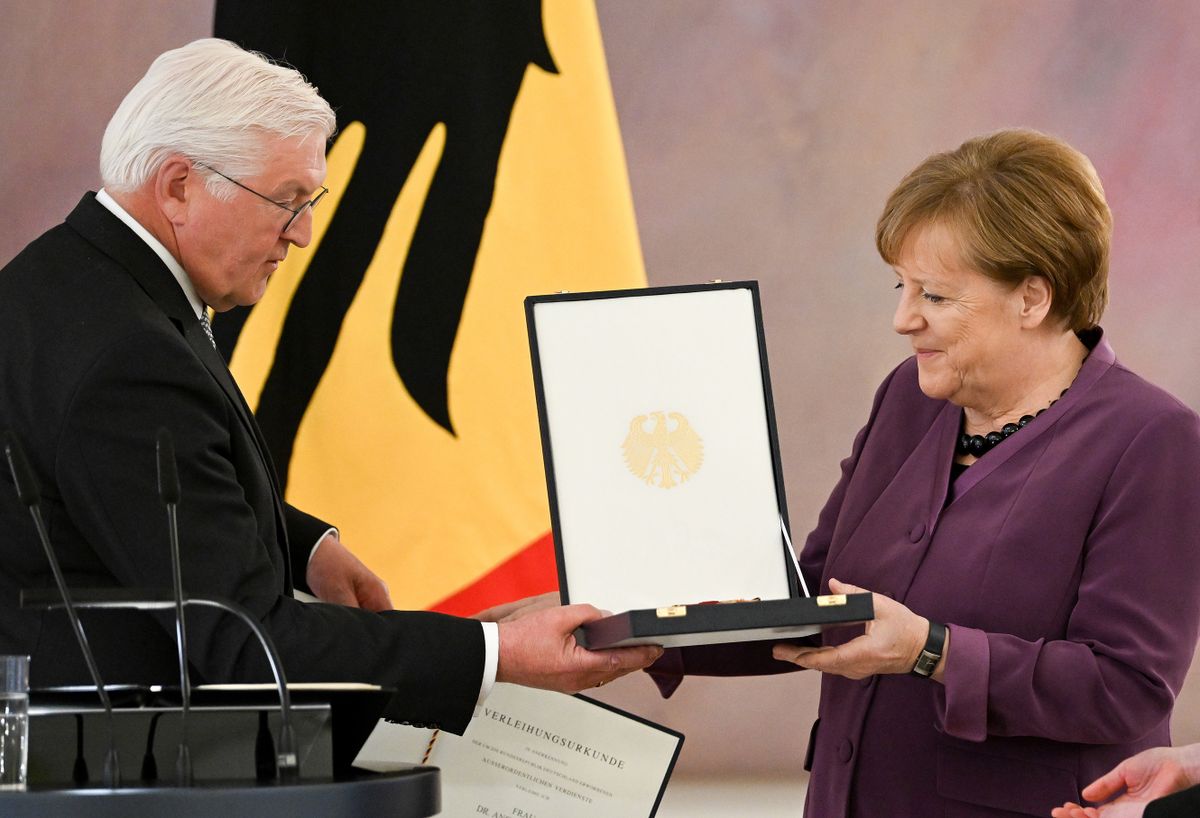 Berlin, 2023. április 17.Frank-Walter Steinmeier német elnök (b) a Német Szövetségi Köztársaság érdemrendjének nagykeresztjével tünteti ki Angela Merkel volt német kancellárt Berlinben 2023. április 17-én.