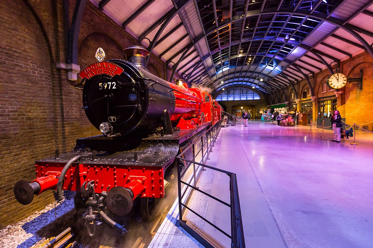 Leavesden,,London,-,March,3,2016:,The,Hogwarts,Express,And Leavesden, London - March 3 2016:  The Hogwarts Express and platform in the Warner Brothers Studio tour 'The making of Harry Potter'.