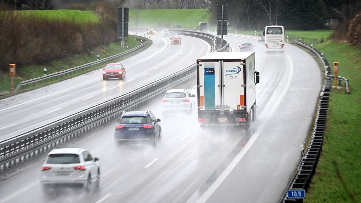 Trucks drive despite driving ban on Sunday
26 March 2023, Baden-Württemberg, Neuravensburg: A truck drives over the suspension bridge of highway 96 near Neuravensburg. Photo with slight zoom effect Photo: Felix Kästle/dpa (Photo by Felix Kästle/picture alliance via Getty Images)