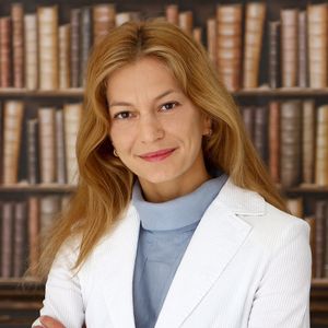 Hofer Noémi jogi szakokleveles közgazdász és okleveles nemzetközi adószakértő