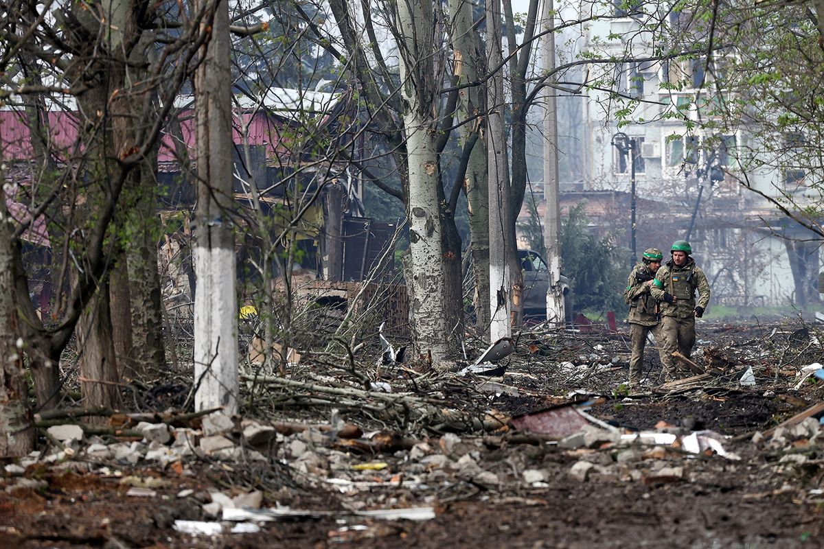 EDITORS NOTE: Graphic content / Ukrainian servicemen walk down a street in the frontline city of Bakhmut, Donetsk region on April 23, 2023, amid the Russian invasion of Ukraine. (Photo by Anatolii Stepanov / AFP)
UKRAINE-RUSSIA-CONFLICT