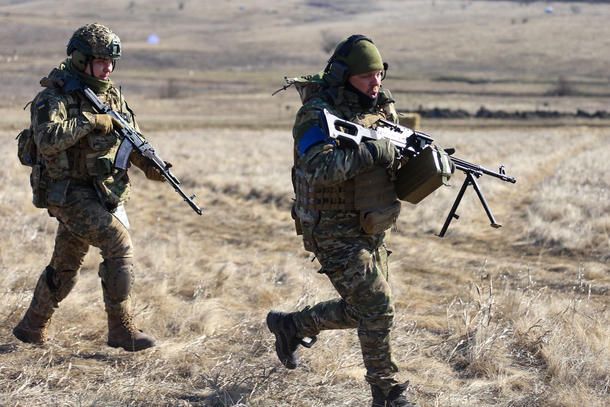 Ukrainian soldiers trained at the front with US-made weapons