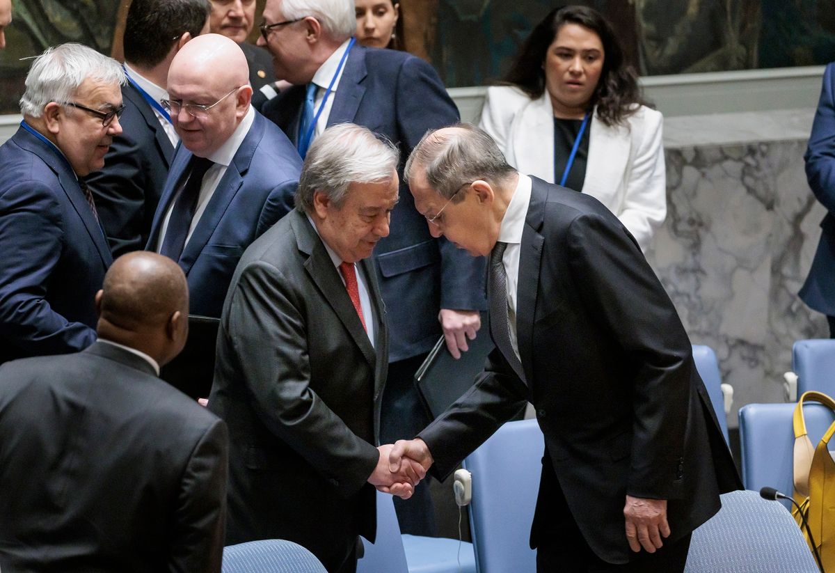 New York, 2023. április 24. Szergej Lavrov orosz külügyminiszter, az ENSZ Biztonsági Tanácsának soros elnöke (j) és Antonio Guterres ENSZ-főtitkár a testület ülésén a világszervezet New York-i székházában 2023. április 24-én.