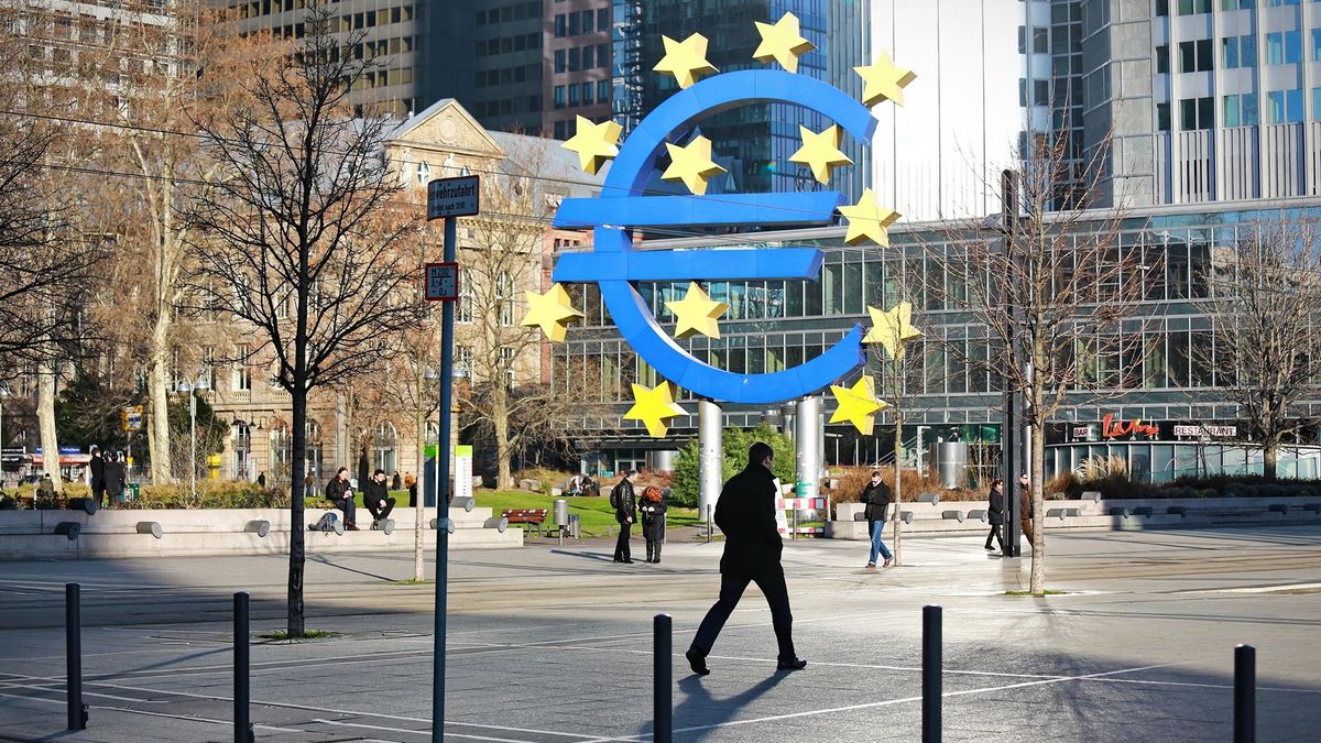 Frankfurt,,Germany,-,December,29,,2013:,Euro,Sign,Sculpture,In