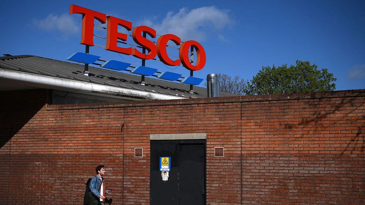 A pedestrian passes a branch of British supermarket chain Tesco in east London on April 13, 2023. - Britain's biggest retailer, supermarket group Tesco, reported Thursday, April 13, a halving of annual net profit as soaring inflation hiked costs and reduced the amount it sold. (Photo by Daniel LEAL / AFP)
BRITAIN-RETAIL-TESCO-RESULTS