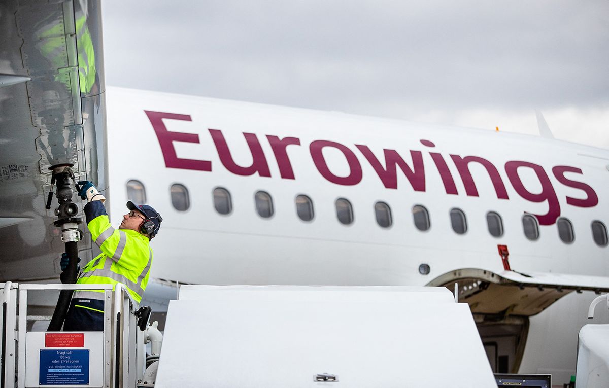 Airport Stutttgart - Refueling of an aircraft
01 February 2023, Baden-Württemberg, Stuttgart: An Airbus A320 aircraft of the airline Eurowings is refueled with Jet A-1 kerosene at Stuttgart Airport. From February 5, 2023, the European Union will no longer purchase petroleum products such as diesel, gasoline or lubricants from Russia. Photo: Christoph Schmidt/dpa (Photo by Christoph Schmidt / DPA / dpa Picture-Alliance via AFP)
Airport Stutttgart-Refueling of an aircraft