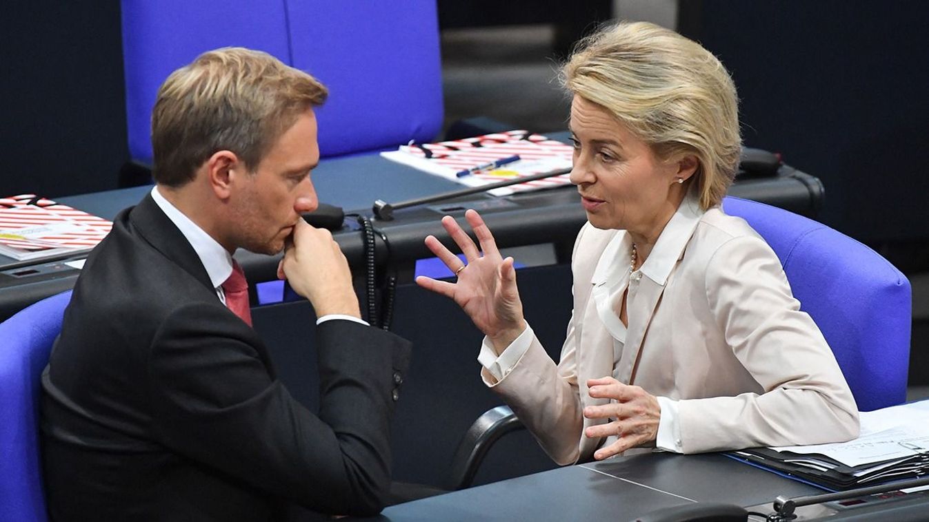 Constitutive session of the German parliament FDP Chairman Christian Lindner (R) and Defence Minister Ursula von der Leyen in conversation during the inaugural session of the 19th German Bundestag (Federal Legislature) in the plenary hall of the Reichstag Building in Berlin, Germany, 24 October 2017. AfD deputy Albrecht Glaser sits in the middle. Photo: Bernd von Jutrczenka/dpa (Photo by BERND VON JUTRCZENKA / DPA / dpa Picture-Alliance via AFP)