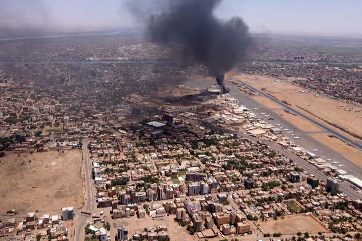 SUDAN-CONFLICT
This image grab taken from AFPTV video footage on April 20, 2023, shows an aerial view of black smoke rising above the Khartoum International Airport amid ongoing battles between the forces of two rival generals. - Hundreds of people have been killed since the fighting erupted on April 15 between forces loyal to Sudan's army chief Abdel Fattah al-Burhan and his deputy, Mohamed Hamdan Daglo, who commands the paramilitary Rapid Support Forces (RSF). (Photo by AFP)