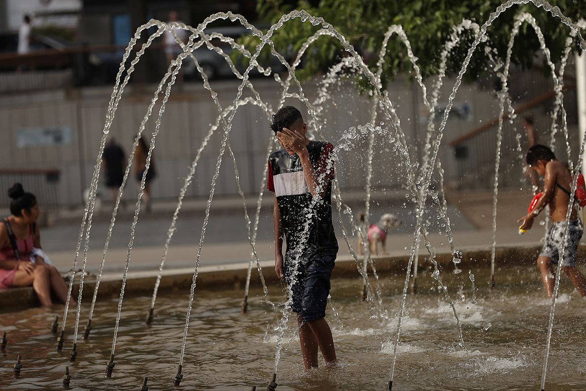 Hot weHot weather in Madridather in Madrid
MADRID, SPAIN - JUNE 18: People arrive at the ponds to cool themselves off near Manzares River due to the air temperatures above 40 degrees in Spain, on June 18, 2022 in Madrid, Spain. Burak Akbulut / Anadolu Agency (Photo by BURAK AKBULUT / ANADOLU AGENCY / Anadolu Agency via AFP)